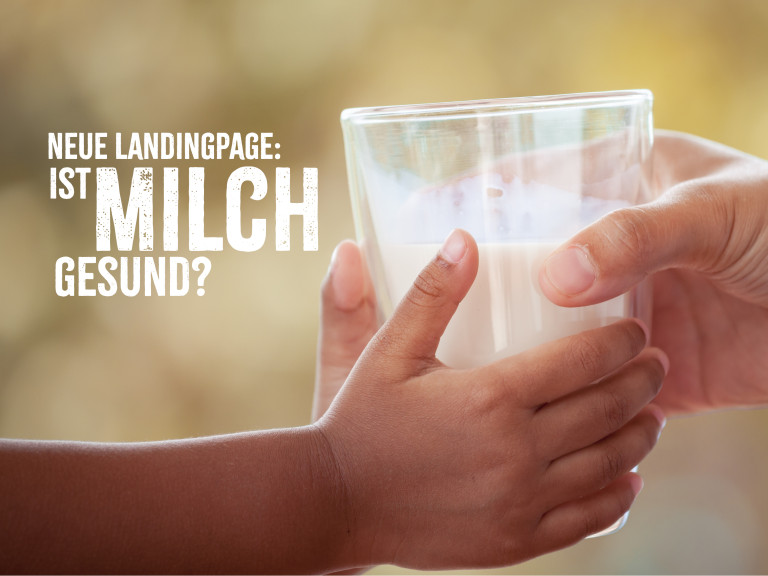 Zwei Hände halten ein Glas Milch