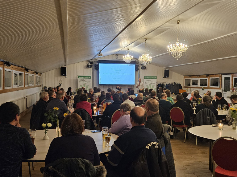 Blick in den Saal mit Teilnehmern bei interner Kreisversammlulng
