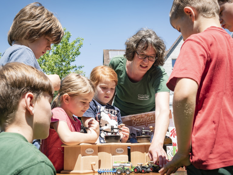 Bäuerin mit Schulkindern
