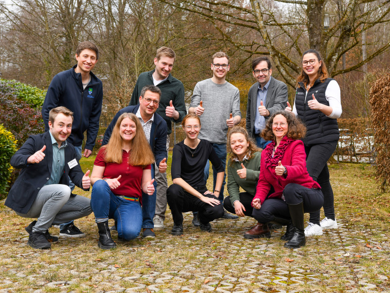 junge menschen halten den Daumen hoch