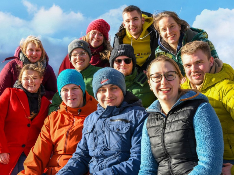 Gruppenfoto junger Menschen