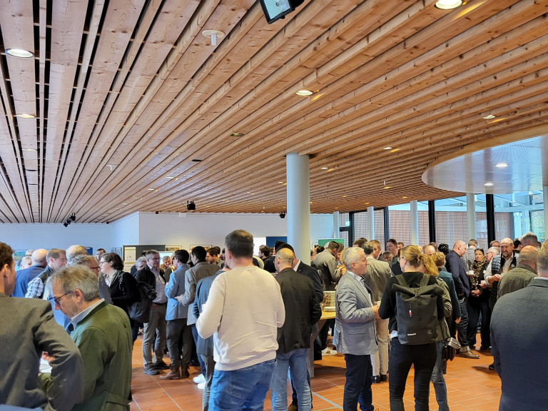 Menschen stehen im Foyer im Haus der Bayerischen Landwirtschaft Herrsching