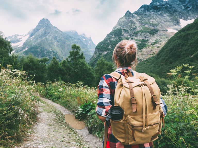 Frau beim Wandern in den Bergen 
