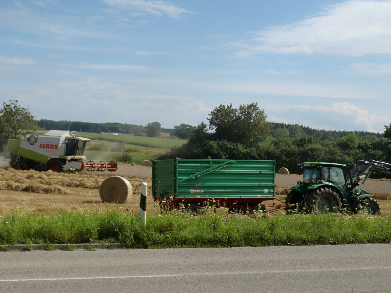Landwirtschaftliche Maschinen zur Getreideernte vom Straßenrand aus gesehen