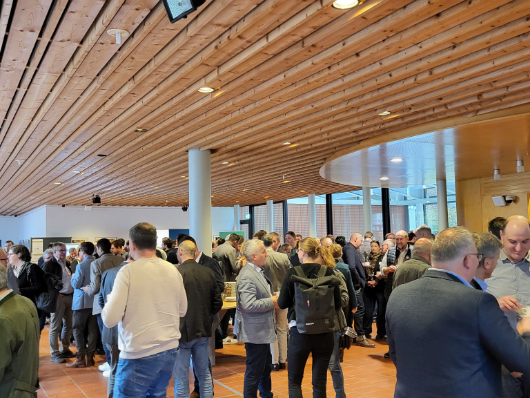 Teilnehmer HerbstDialog Herrsching stehen zusammen im Foyer