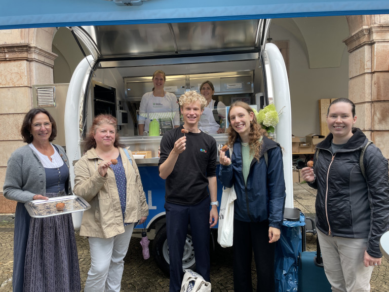 2025-07-27 Erlebnistage Ernähurng Besucher mit Almnussen
