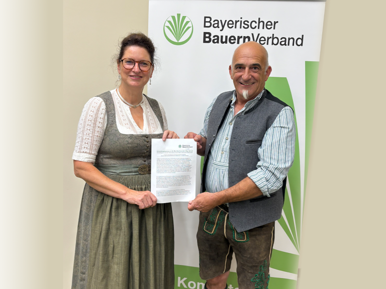 Öko-Präsident Ralf Huber übergibt die Stellungnahme des BBV-Präsidium zum EU-Öko-Recht an Christine Singer