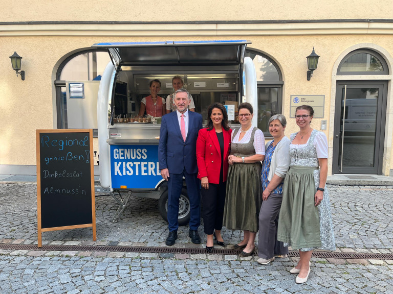 Bauernpräsident Felßner, Landwirtschaftsministerin Kaniber und Landesbäuerin Christine Singer und Bezirksbäuerinnen Christiane Ade und Irmgard Posch