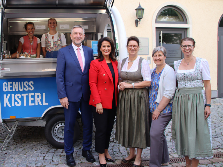Günther Felßner, Michaela Kaniber, Christine Singer, Christiane Ade und Irmgard Posch stehen vor dem Genusskisterl