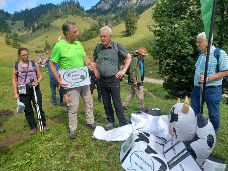 Güther Felßner, Irmgard Posch und Alois Rainer beim Wandern