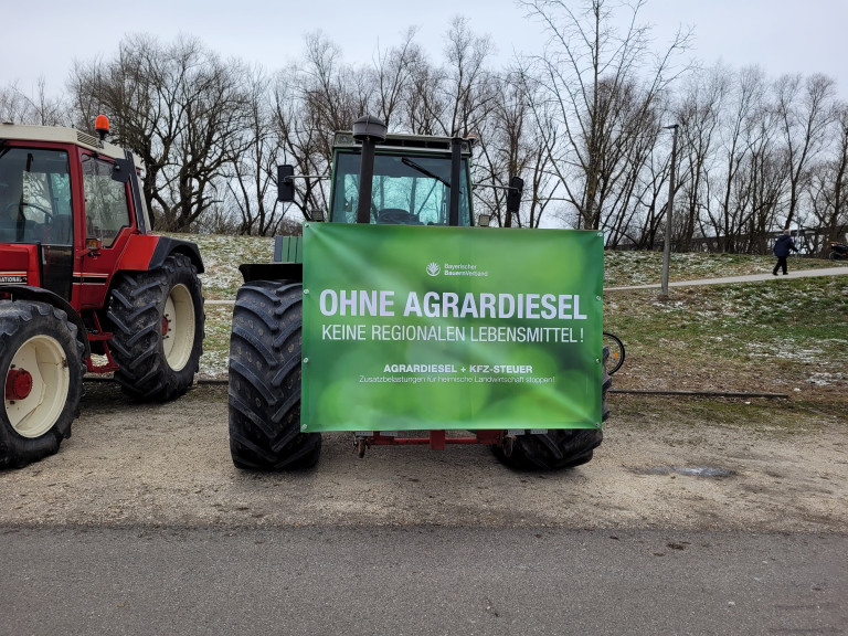 Schlepper mit Plakat