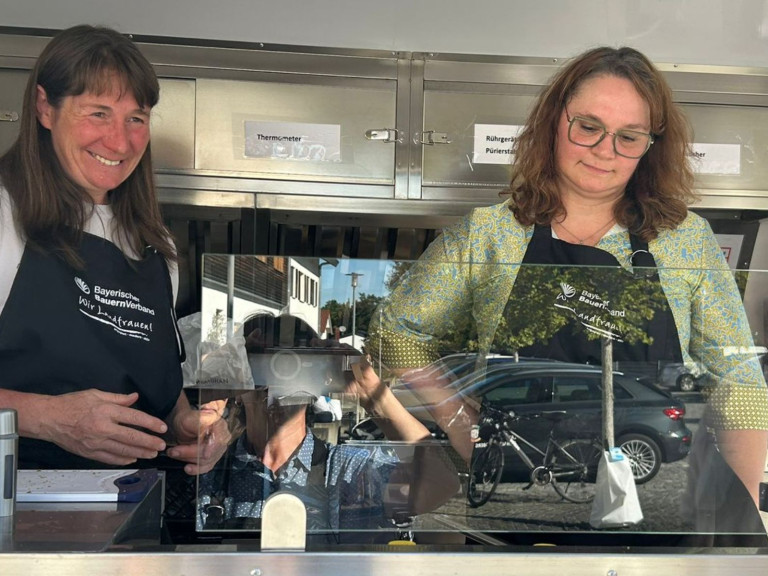 Landfrauen des BBV Kreisverband Aichach-Friedberg mit dem Genusskisterl on Tour beim 3. Nachhaltigkeitstag des Landratsamt Aichach Landfrauen des BBV Kreisverband Aichach-Friedberg mit dem Genusskisterl on Tour