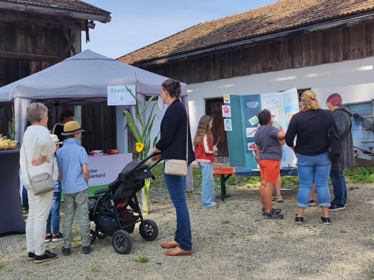 Station Kühlschrank einräumen
