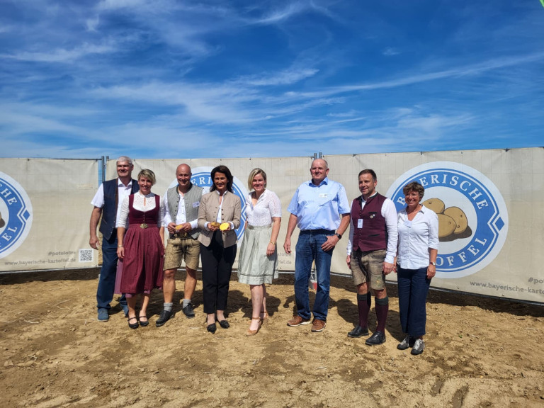 Hermann Greif, BBV-Ackerbaupräsident, Johanna und Johannes Wittmann, Betriebsleiter, Michaela  Kaniber, Bayerische Landwirtschaftsministerin, Claudia Steininger, Marketing Bayerische Kartoffel, Konrad Zollner, Vorstand der Landesvereinigung der Erzeugergemeinschaften, Franz Wittman, Vorstand Erzeugergemeinschaft Plattling, Annette Freibauer, Vizepräsidentin Wissen der LfL