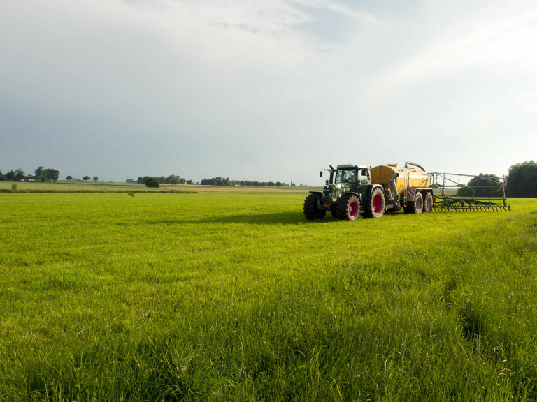 Traktor mit Güllefaß