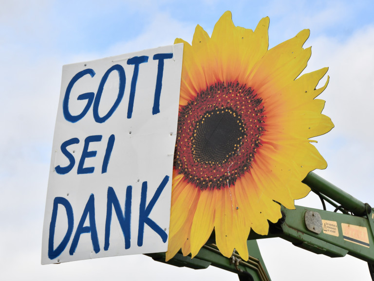 Plakat am Schlepper
