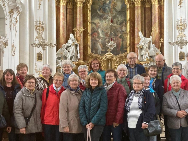 Senioren- und Austraglerfahrt 2025 des BBV Kreisverbandes Aichach-Friedberg - Gruppenfoto im Marienmünster in Dießen am Ammersee Senioren- und Austraglerfahrt 2025 des BBV Kreisverbandes Aichach-Friedberg - Gruppenfoto im Marienmünster in Dießen am Ammersee