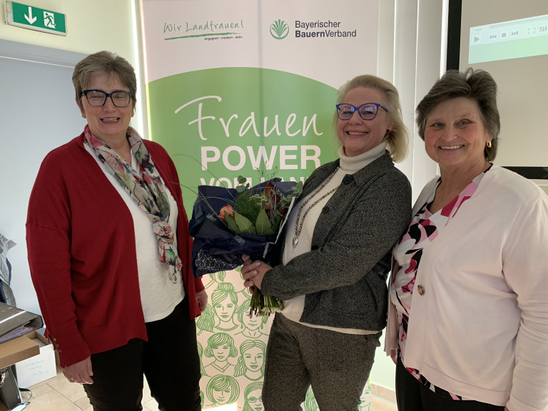 Geschenkübergabe an Referentin Sylvia Schatz-Seidel