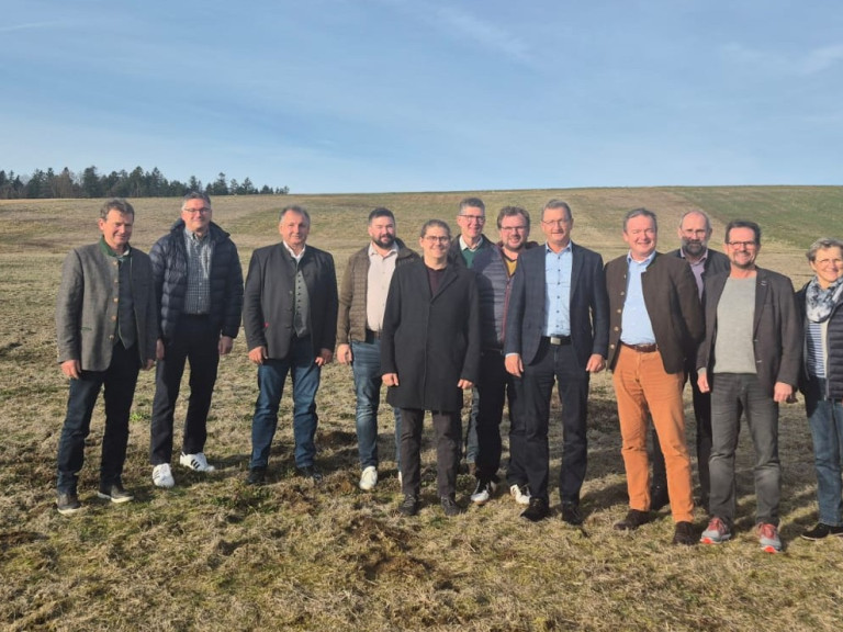 Teilnehmer der Bezirksversammlung auf einer Wiese, die mit Engerlingen befallen ist