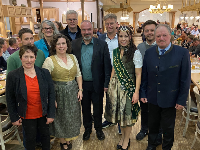 Bild v.l.: Gabi Schmid, Michael Eberle, Brigitte Steinle AELF, Kreisbäuerin Annett Jung, Thomas Graupner, Präsident Torsten Krawczyk, Reinhard Bader AELF, Jagdkönigin Diana Merkle, Christoph Bader M.Sc., Kreisobmann Klaus Beyrer 