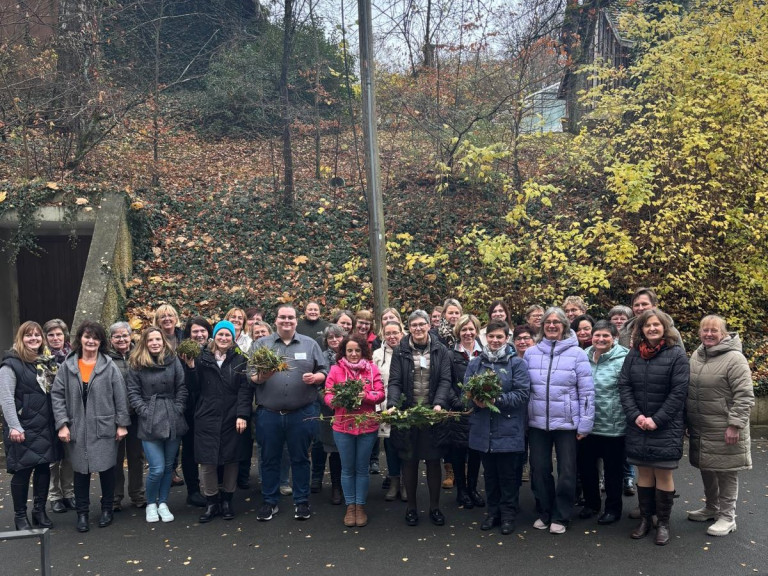 Ein rohes Ei wurde mit Naturmaterialien so verpackt, dass es einen Sturz aus vorgegebener Höhe überstehen musste. Die Ergebnisse zeigten, wie unterschiedlich Lösungen ausfallen können, je nachdem welche Ressourcen zur Verfügung stehen