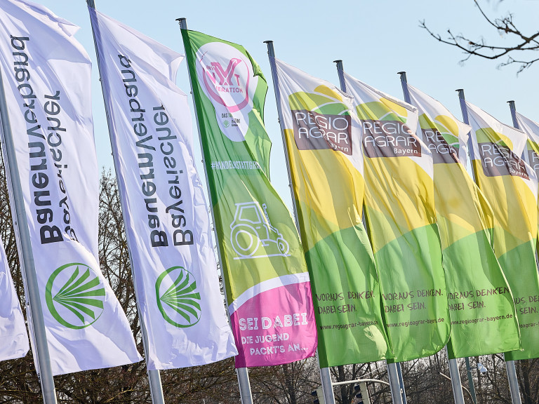 RegioAgrar Flaggen vor der Messehalle