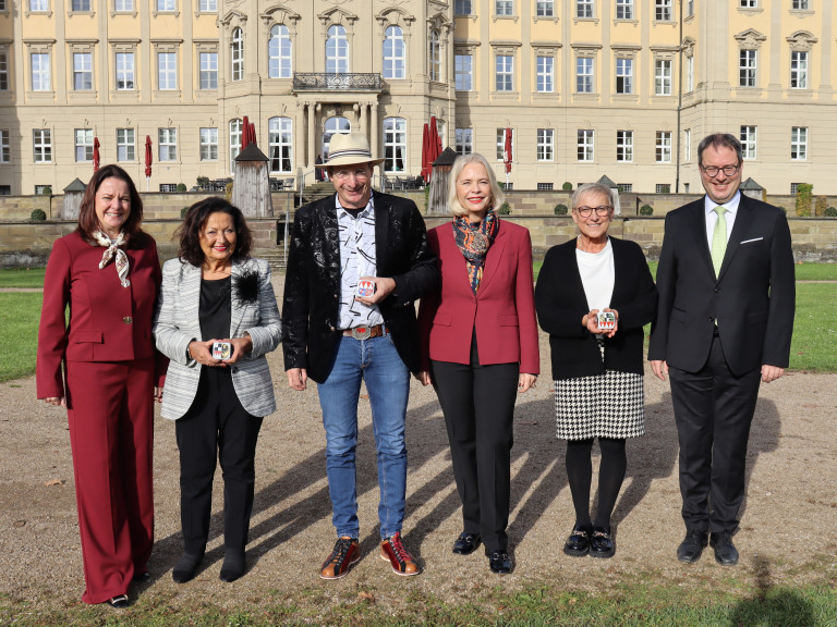 Frankenwürfel-Verleihung 2025 (v.l.n.r.): Dr. Kerstin Engelhardt-Blum, Regierungspräsidentin von Mittelfranken, Alice Walchshöfer (Preisträgerin Mittelfranken), Otmar Schmelzer (Preisträger Unterfranken), Dr. Susanne Weizendörfer, Regierungspräsidentin von Unterfranken, Rosi Kraus (Preisträgerin Oberfranken), Florian Luderschmid, Regierungspräsident von Oberfranken