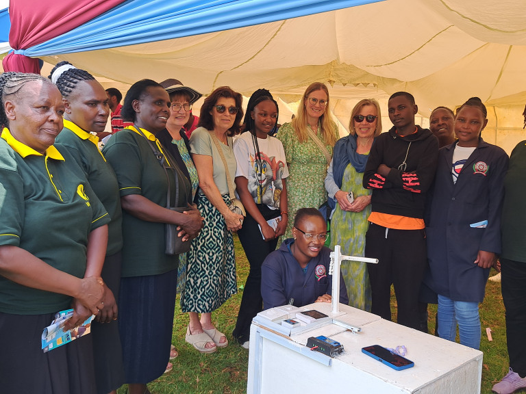 Auf dem Landfrauentag in Nyeri/Zentralkenia (mit Mitgliedern der Kreisvorstandschaft des Counties Nyeri, Kreisbäuerin Barbara Göpfert 6. von rechts, ProjektleiterinAngelika Eberl 5. von rechts)