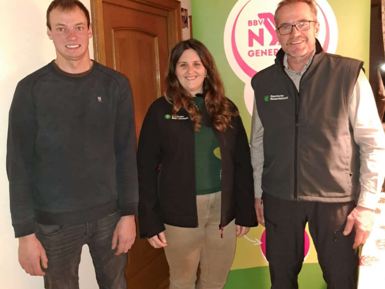 Übergabe der Jacke an die glückliche Gewinnerin