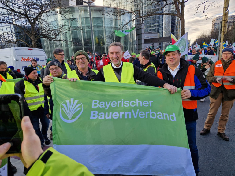 Günther Felßner mit Flagge und BBV Demo Teilnehmer in Brüssel