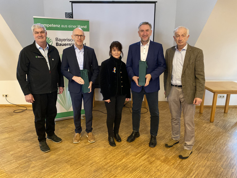 v.l.n.r.: Hermann Greif (Bezirkspräsident Oberfranken), Matthias Borst (stv. Generalsekretär), Beate Opel (Bezirksbäuerin Oberfranken), Günther Felßner (BBV Präsident) und Dr. Wilhelm Böhmer (Direktor Ober- & Unterfranken)