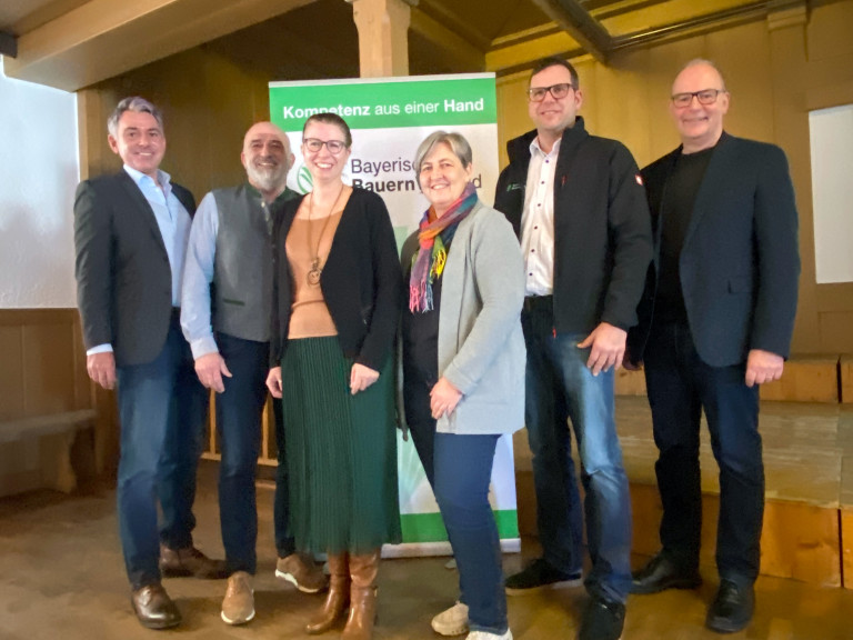 Von links: Direktor Martin Wunderlich (Oberbayern), Bezirkspräsident Ralf Huber (Oberbayern), Bezirksbäuerin Irmgard Posch (Oberbayern), Bezirksbäuerin Christiane Ade (Schwaben), Bezirkspräsident Stephan Bissinger (Schwaben) und Direktor Matthias Letzing (Schwaben).