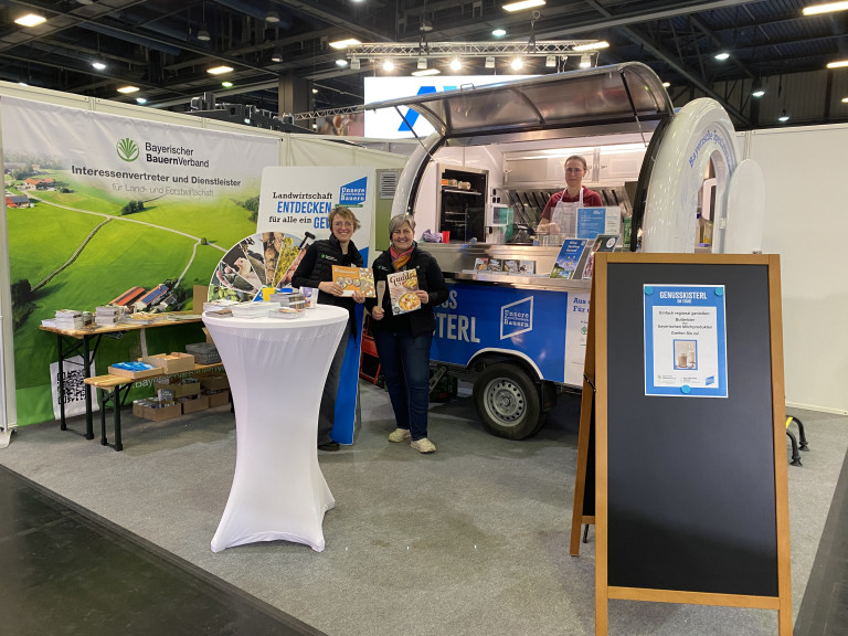 Bezirksbäuerin Christiane Ade (Mitte), mit Tanja Kast (links) und Ernährungsfachfrau Marion Heimbach (rechts) am Stand des BBV bei der Afair. 