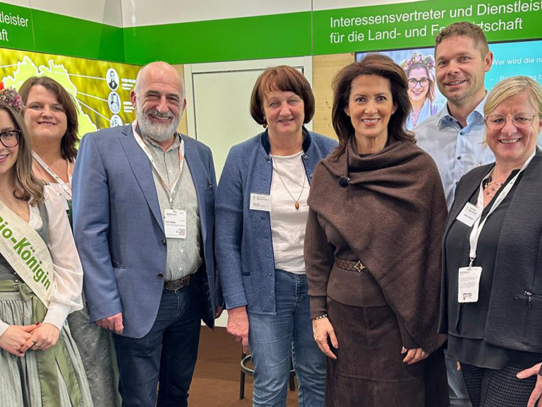 Die Biokönigin, Ehrenamtliche und Hauptamtliche des BBV mit Ministerin Kaniber auf der Biofach 2026