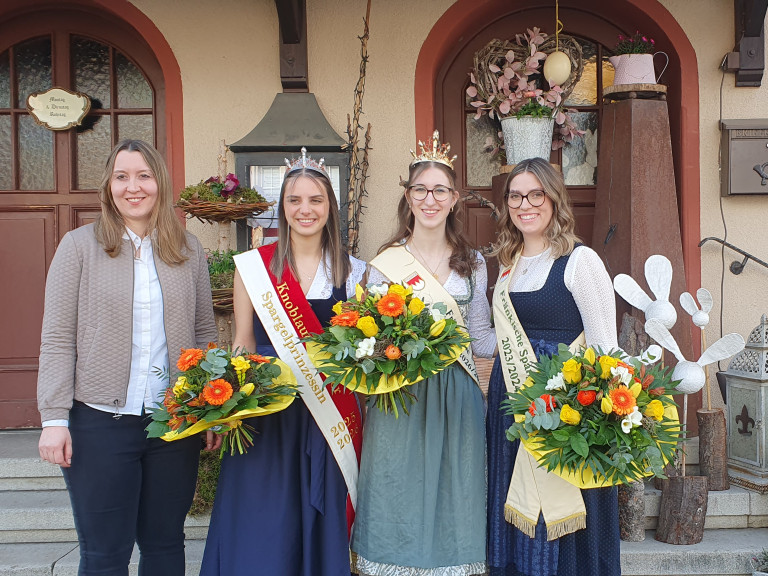 V.l.n.r Miriam Adel Vorsitzende Spargel Erzeugerverband eV, Vanessa Brunner, Spargelprinzessin Knoblauchsland, Luisa Häring, amtierende Fränkische Spargelkönigin, Veronika Hussnätter, jetzt ehemalige Fränkische Spargelkönigin