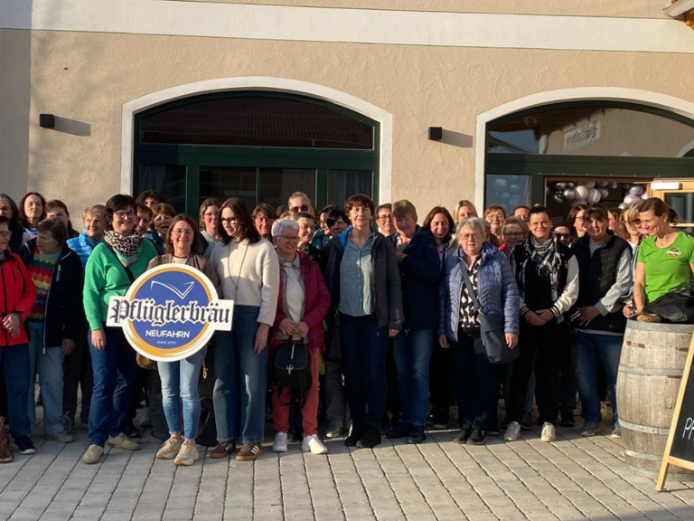 Lehrfahrt zum Flughafen München und dem Pflüglerhof in Neufahrn - Gruppenbild 