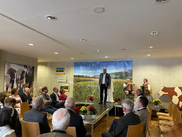 Kreisobmann Matthias Heitmayr begrüßt im Erlebnisraum