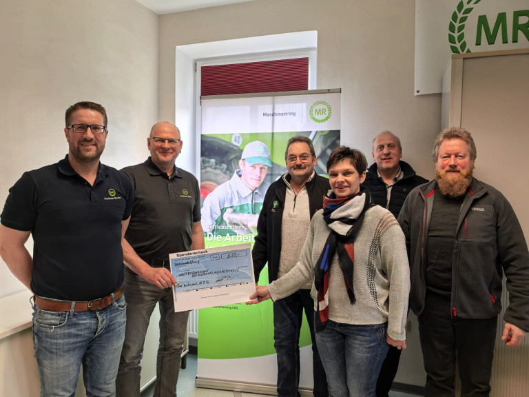 Ehren- und Hauptamt von BBV und Maschinenring bei Spendenübergabe
