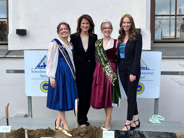 (V. l. n. r.) Die Schrobenhausener Spargelkönigin Franziska Schweiger, Landwirtschaftsministerin Michaela Kaniber, die Bayerische Kartoffelkönigin Daniela Dreher und Angelina Seiler, Fränkische Weinkönigin.