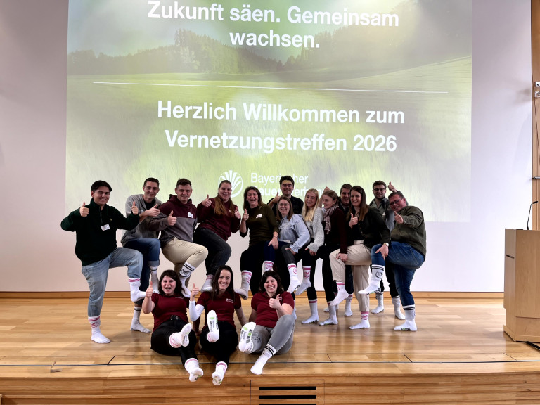 Eine Gruppe von jungen Leuten auf einer Bühne, zeigen die BBV-Socken, die sie tragen
