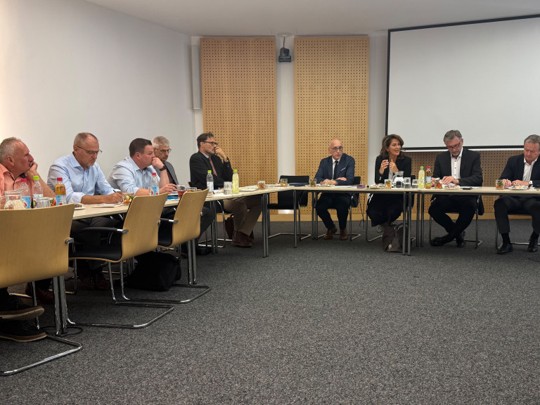 2026-07-21_Staatsmininsterin Michaela Kaniber_Günther Felßner Carl von Butler_Krisengespräch Schwein_c_Philomene Wallner BBV