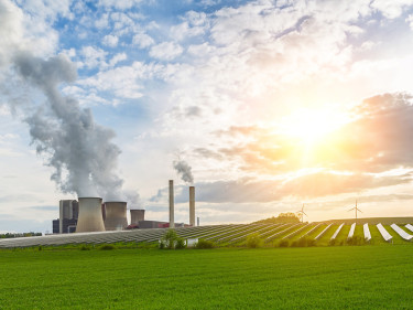Wiese mit Kohlekratferwek und Solaranlage