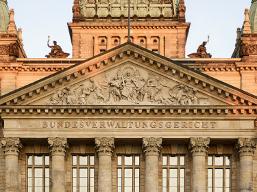 Das Gebäude des Bunderverwaltungsgerichts in Leipzig bei Abendsonne