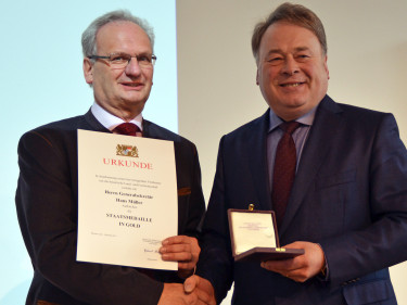 BBV-Generalsekretär Hans Müller erhält die bayerische Staatsmedaille in Gold aus den Händen von Landwirtschaftsminister Helmut Brunner