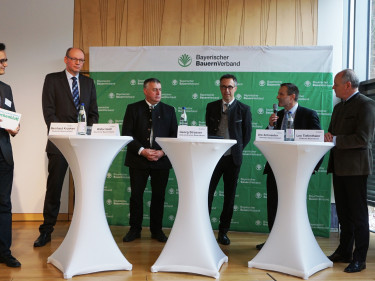 Führende Vertreter von DBV, BBV, Österreichischen Bauernbund, Südtiroler Bauernbund und Schweizer Bauernverband auf der Bühne im Haus der bayerischen Landwirtschaft