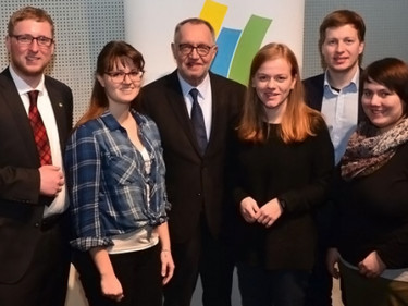 BBV-Ehrenpräsident Gerd Sonnleitner mit jungen Menschen der Bayerischen Jungbauernschaft auf der Grünen Woche in Berlin