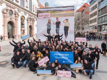 Der Herrschinger Grundkurs präsentiert sich mit seiner Aktion mitten auf der Neuhauser Straße in München