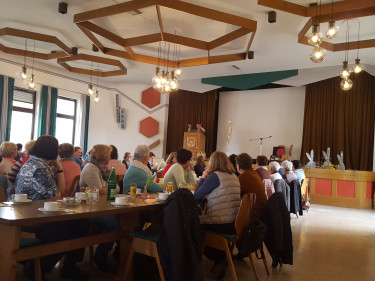 Frauen beim gemeinsamen Frühstück