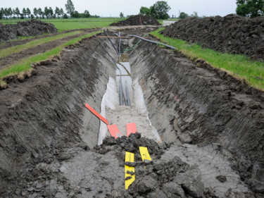 Aufgegrabene Grube zur Verlegung eines Strom-Erdkabels