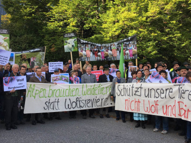 Bauern aus Österreich, Südtirol und Bayern demonstieren gegen den Wolf.